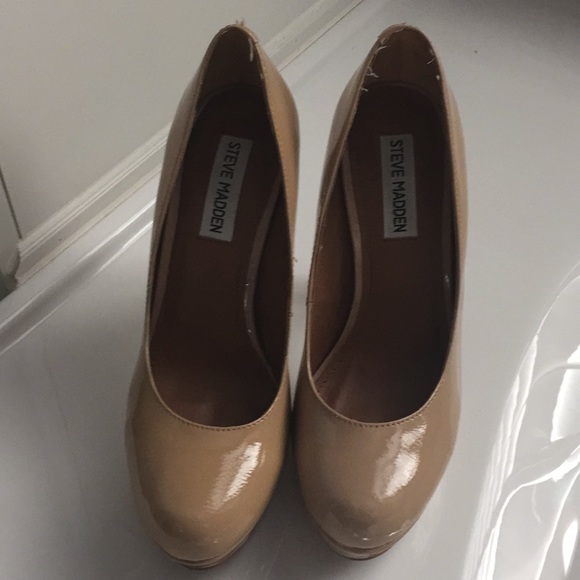 4 inch patent leather Steve Madden tan heels - Picture 2 of 3